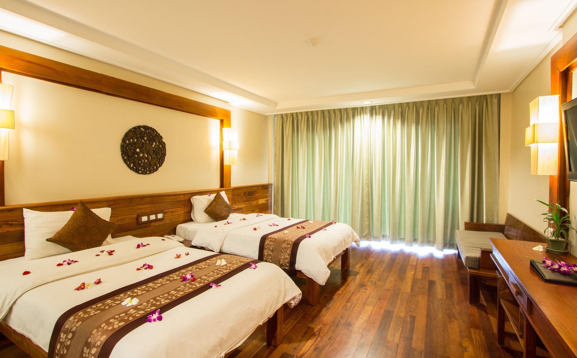 Royal Empire Premium Hotel Siem Reap Bagian luar foto