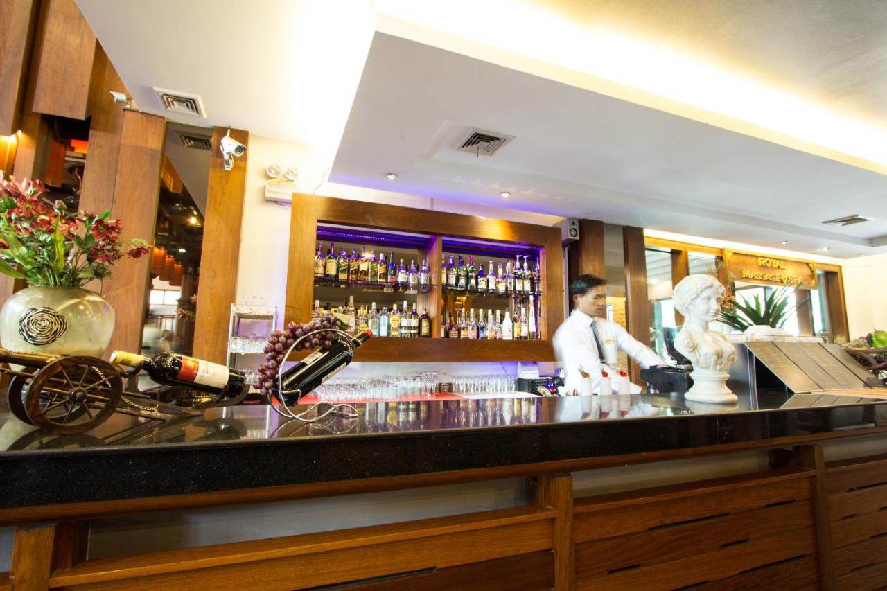 Royal Empire Premium Hotel Siem Reap Bagian luar foto
