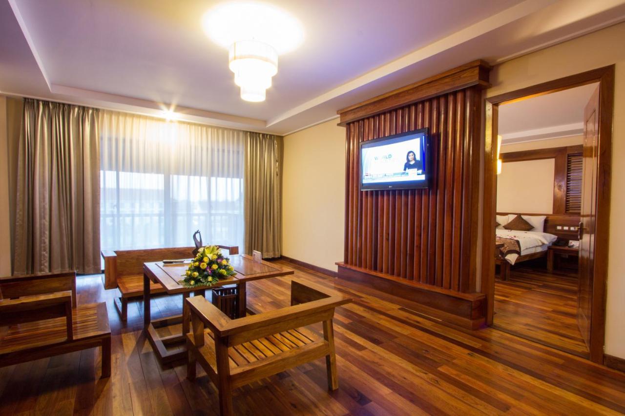 Royal Empire Premium Hotel Siem Reap Bagian luar foto