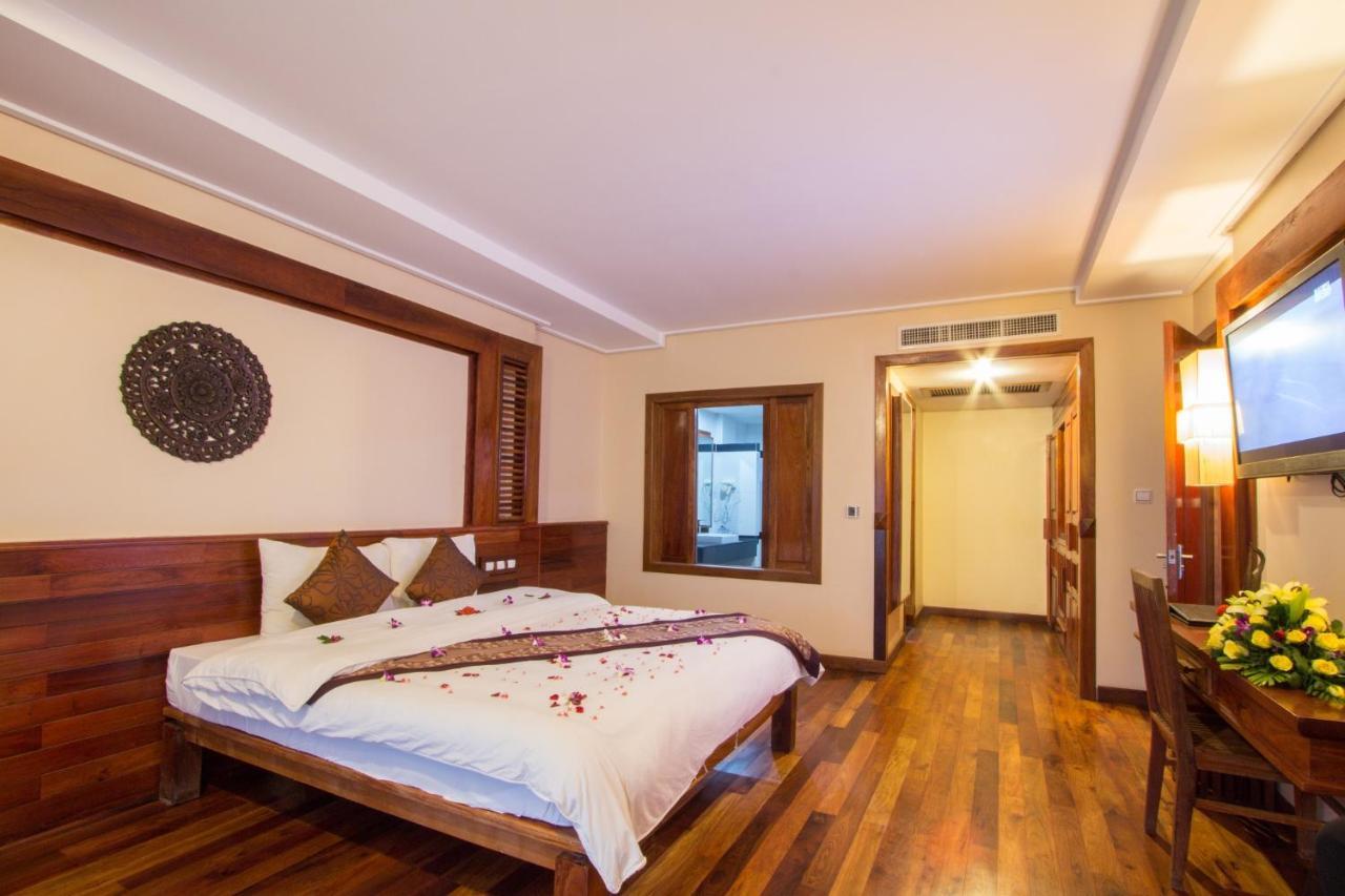 Royal Empire Premium Hotel Siem Reap Bagian luar foto