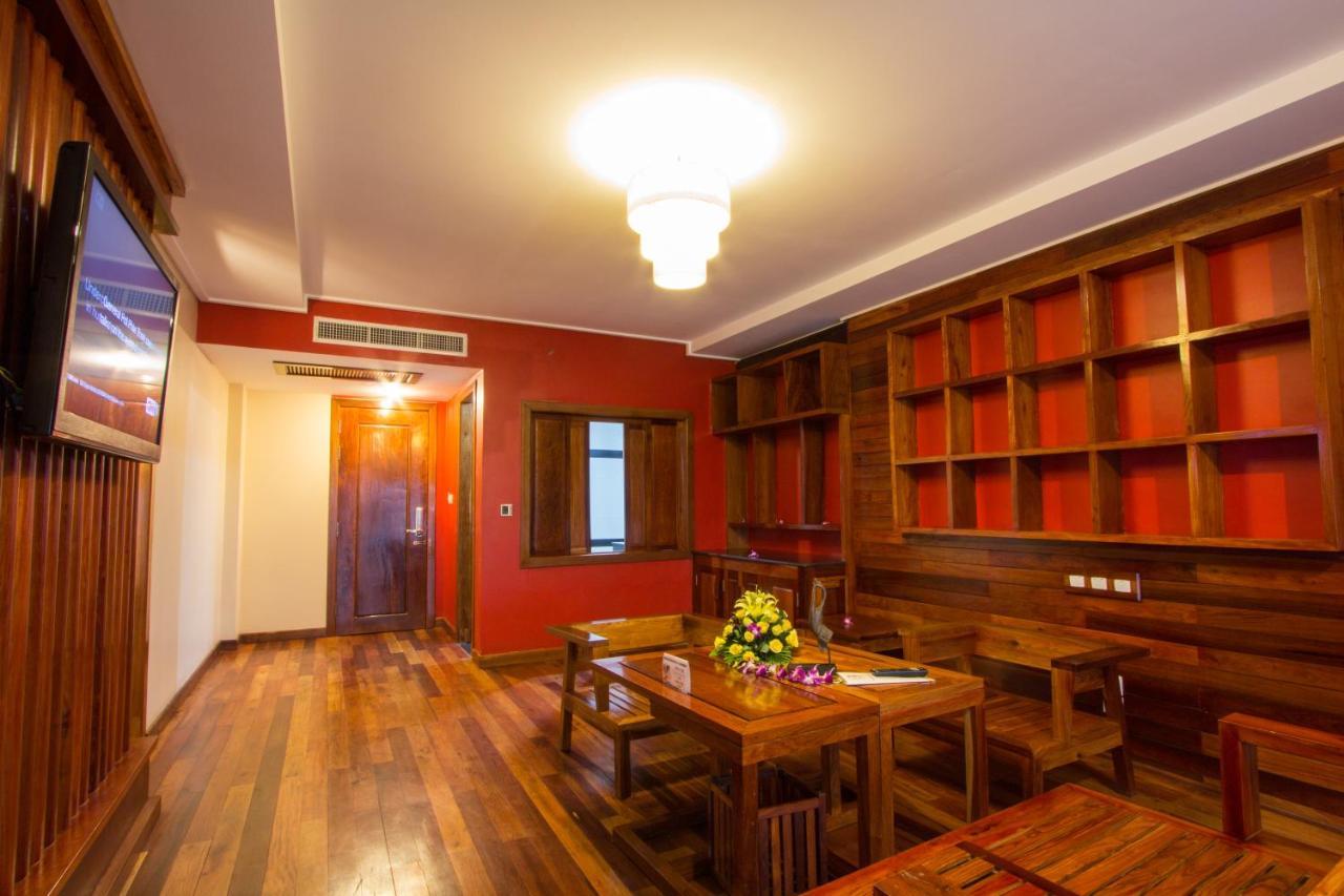 Royal Empire Premium Hotel Siem Reap Bagian luar foto