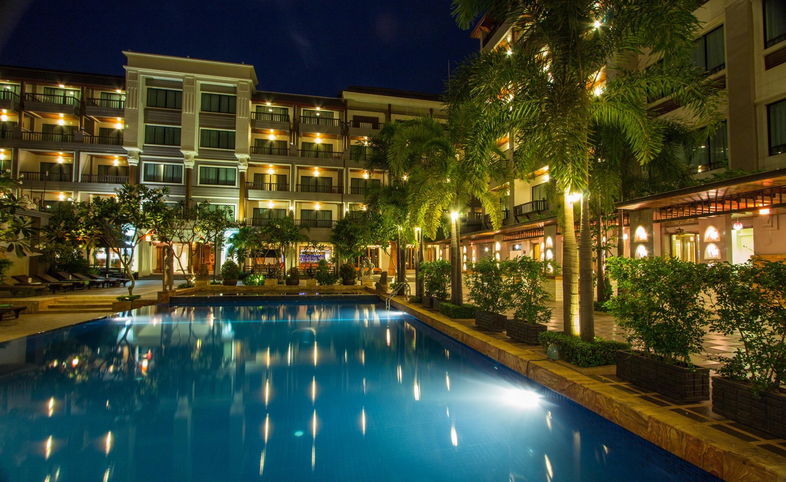 Royal Empire Premium Hotel Siem Reap Bagian luar foto