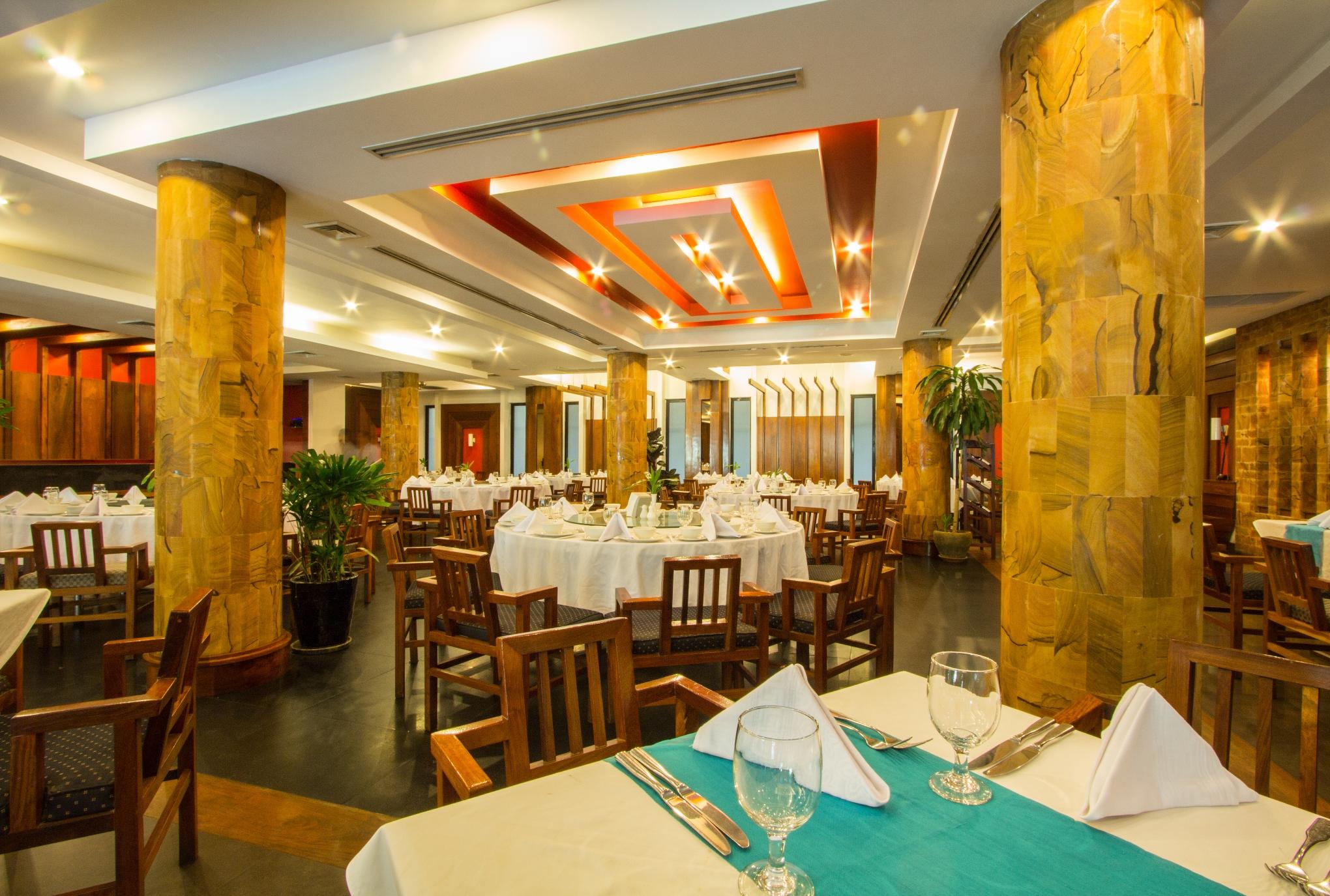 Royal Empire Premium Hotel Siem Reap Bagian luar foto