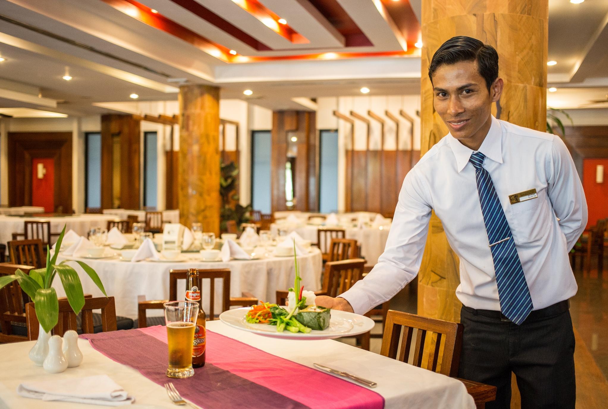 Royal Empire Premium Hotel Siem Reap Bagian luar foto