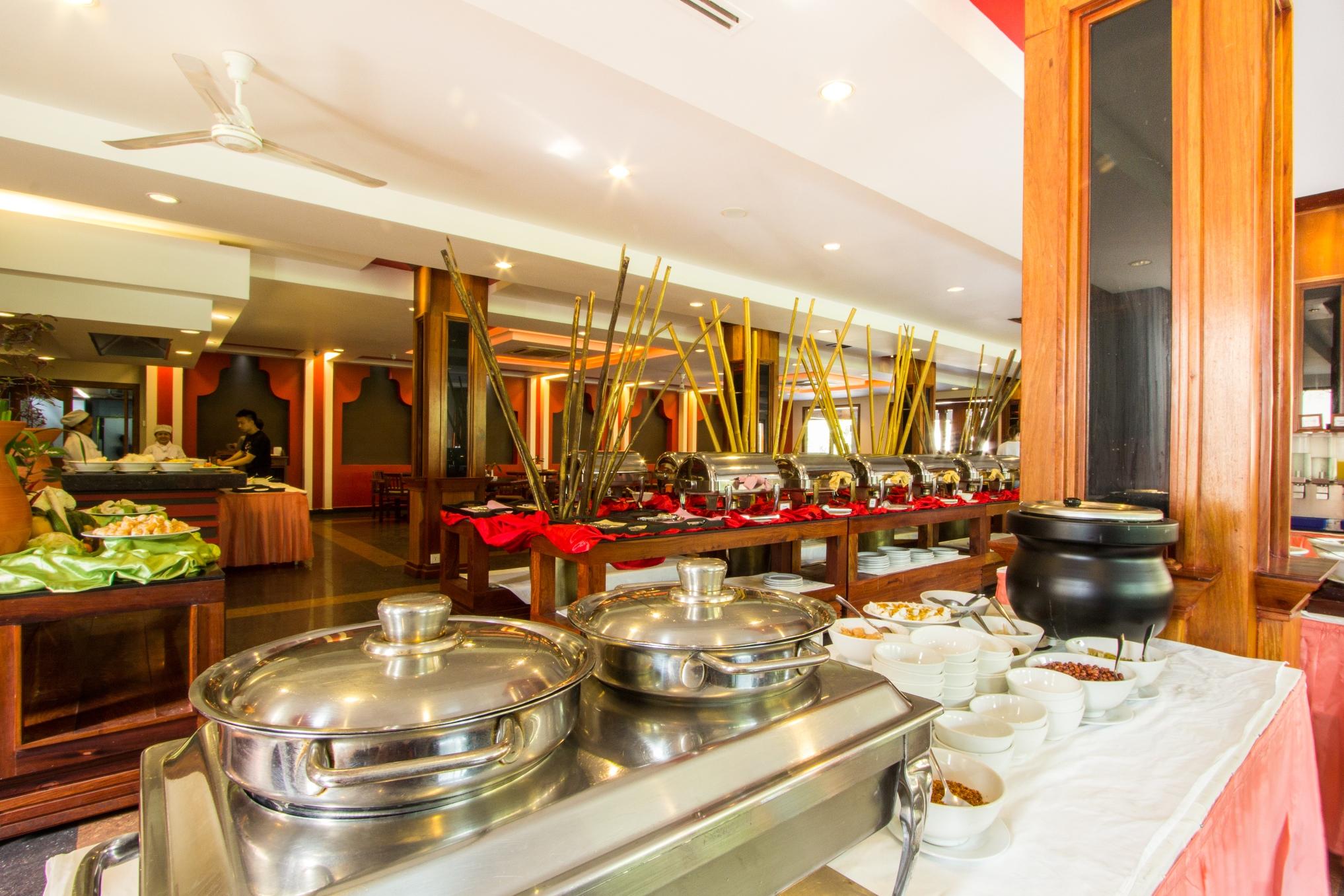Royal Empire Premium Hotel Siem Reap Bagian luar foto