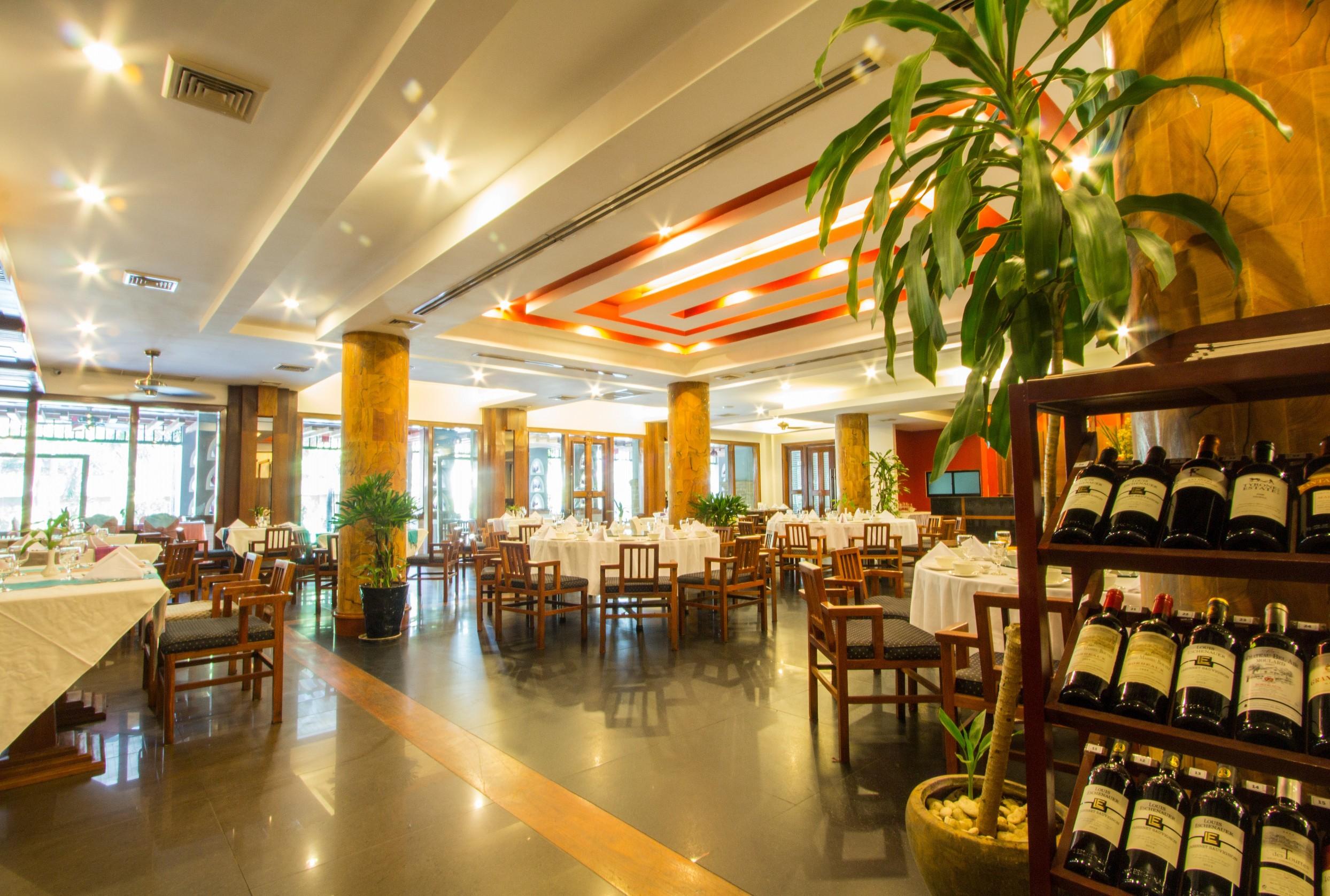 Royal Empire Premium Hotel Siem Reap Bagian luar foto