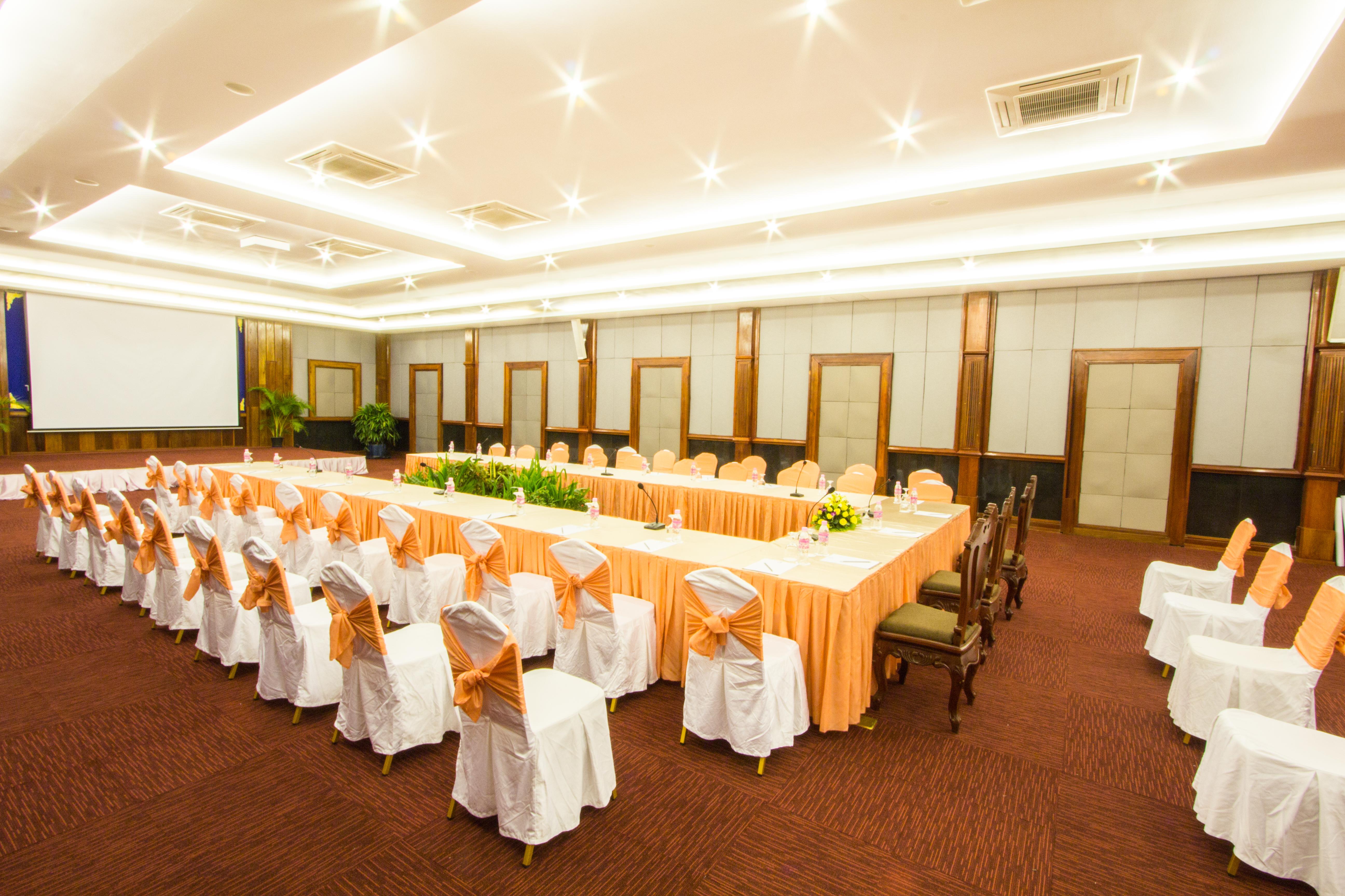 Royal Empire Premium Hotel Siem Reap Bagian luar foto
