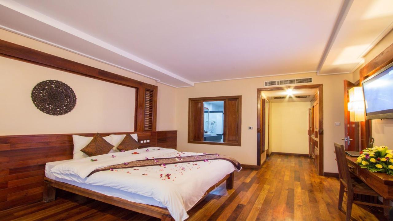 Royal Empire Premium Hotel Siem Reap Bagian luar foto