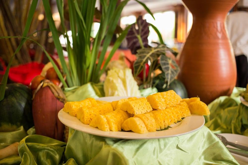 Royal Empire Premium Hotel Siem Reap Bagian luar foto
