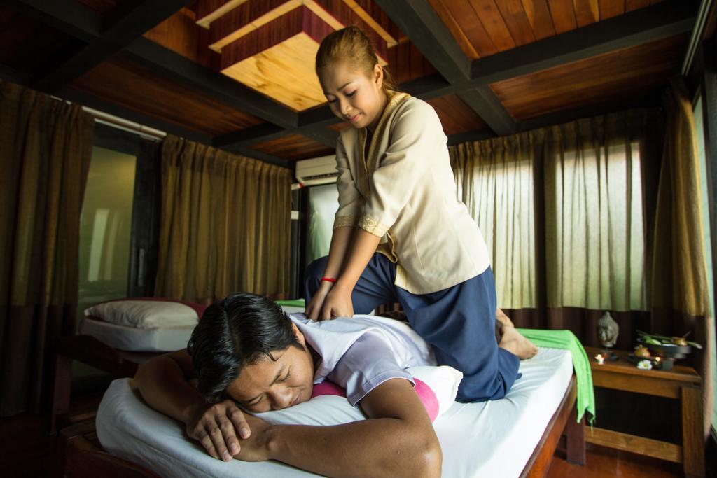 Royal Empire Premium Hotel Siem Reap Bagian luar foto