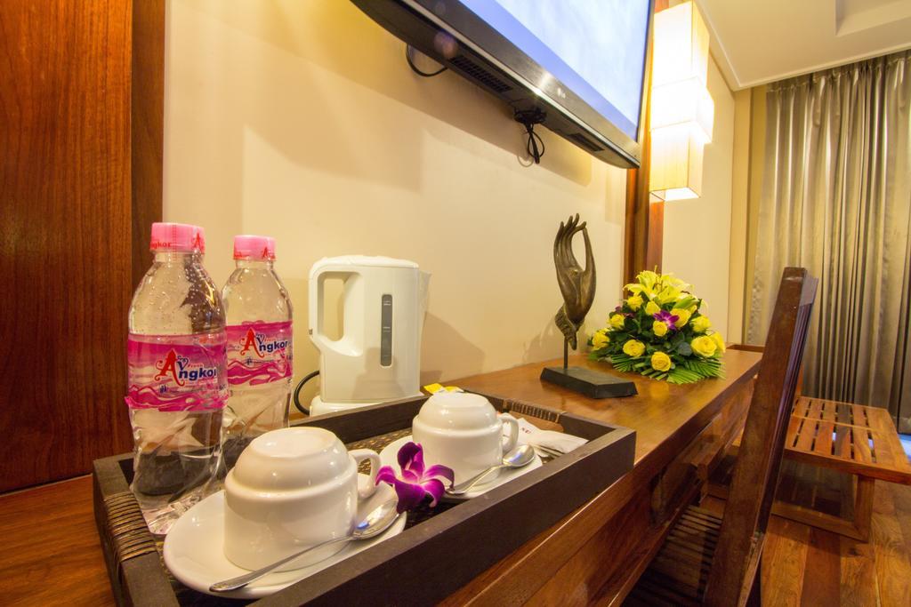 Royal Empire Premium Hotel Siem Reap Bagian luar foto