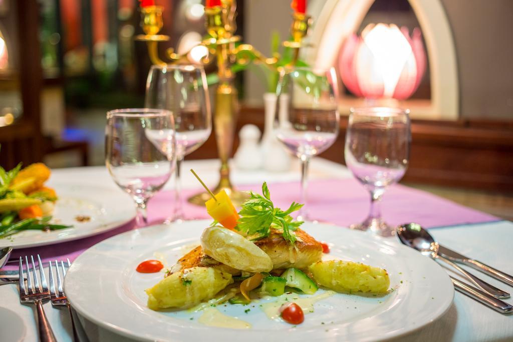 Royal Empire Premium Hotel Siem Reap Bagian luar foto