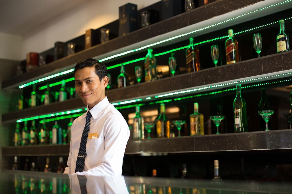 Royal Empire Premium Hotel Siem Reap Bagian luar foto
