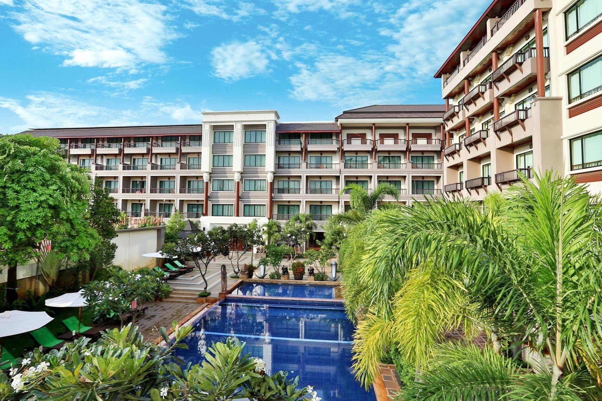 Royal Empire Premium Hotel Siem Reap Bagian luar foto