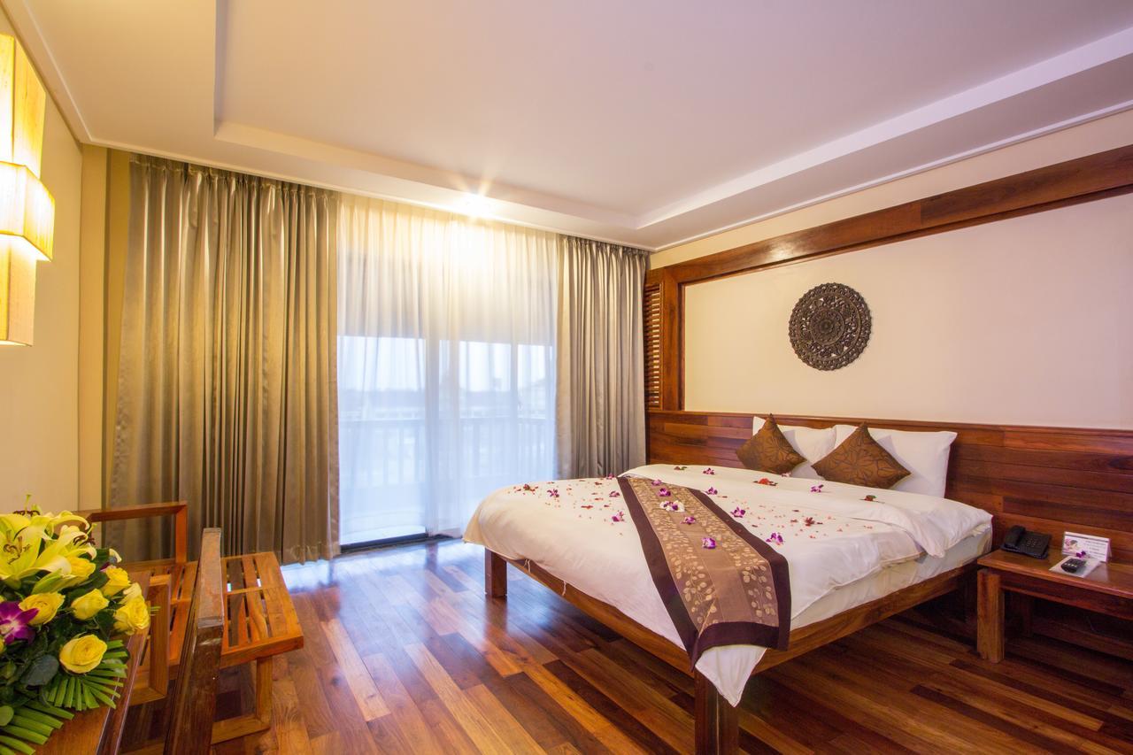 Royal Empire Premium Hotel Siem Reap Bagian luar foto