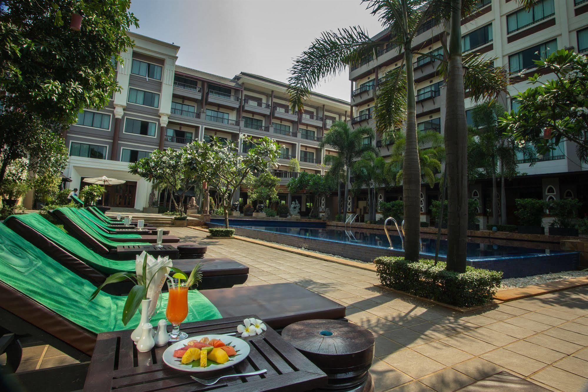 Royal Empire Premium Hotel Siem Reap Bagian luar foto