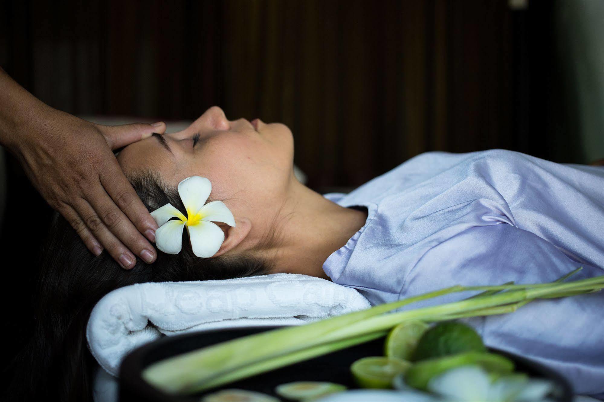 Royal Empire Premium Hotel Siem Reap Bagian luar foto