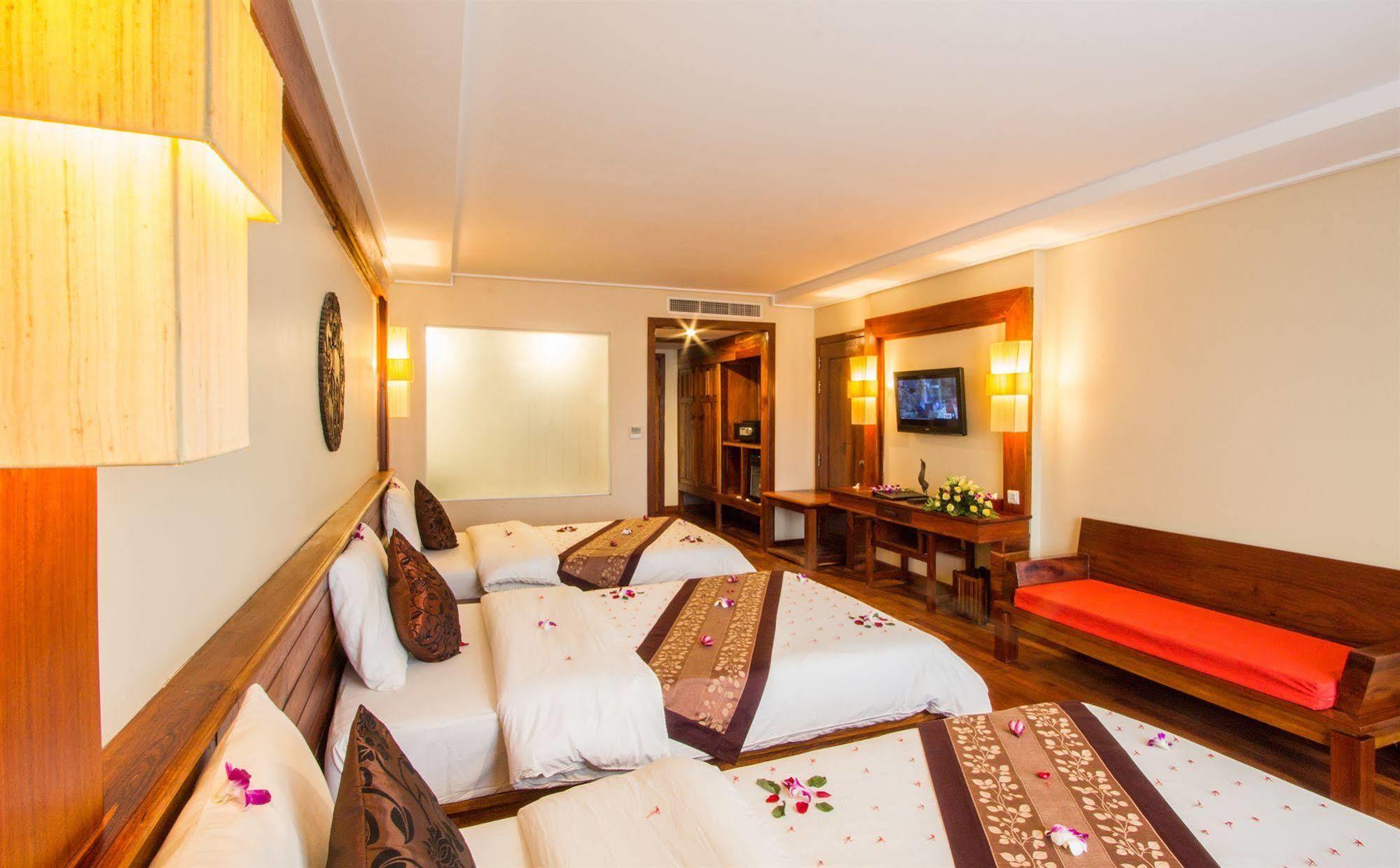 Royal Empire Premium Hotel Siem Reap Bagian luar foto
