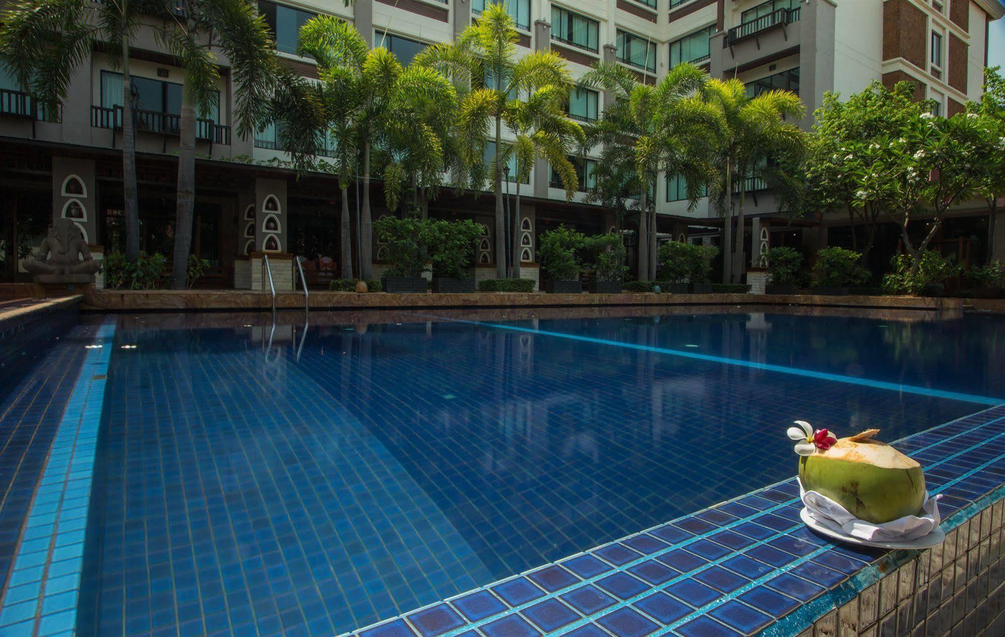 Royal Empire Premium Hotel Siem Reap Bagian luar foto