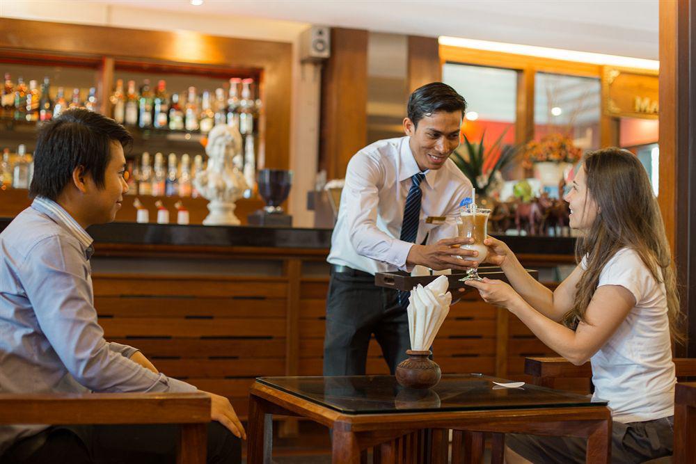 Royal Empire Premium Hotel Siem Reap Bagian luar foto